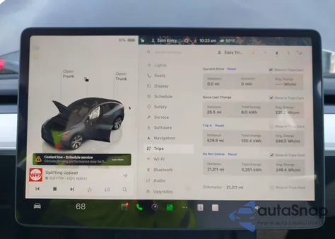 2024 Tesla Model Y Long Range Dual Motor All-Wheel Drive z USA, uszkodzony, nr VIN 7SAYGDEE2RA232074